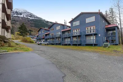 Image de Resort condo with on-site spa, dining, skiing, private balcony, & fireplace