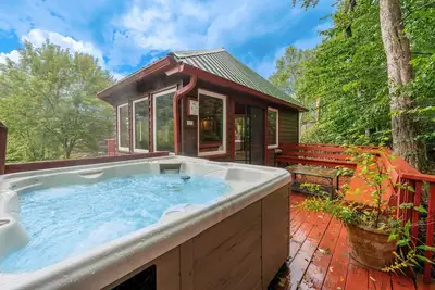 Image de Ski-in/out home with private hot tub, sauna, mtn/ski views, foosball, fireplace