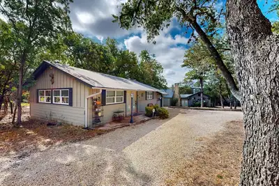 Hill Country home with firepit, yard & treehouse - near town