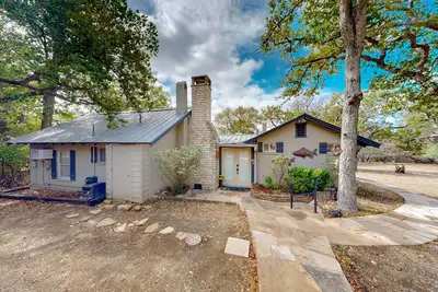 Hill Country home with yard, firepit & treehouse - close to town