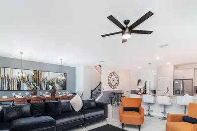 Image de Special Offer! Walk to Target, Private pool and Spa, Storey Lake 4549