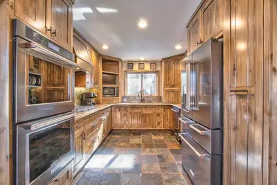 Image de Newsom's Hideaway log-style cabin w\/ game room