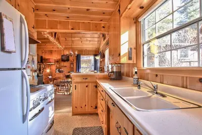 Image de Cedar Pines w\/ spa. Close to Big Bear Mountain & Big Bear Alpine Zoo.