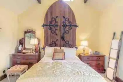 Image de Character farm house with hot tub