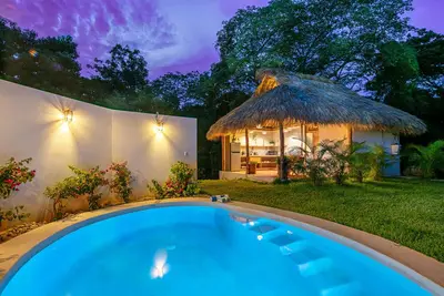 Image de King size bed and private pool and garden plus Starlink