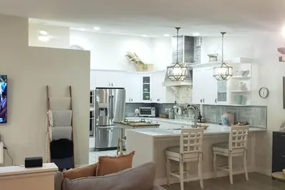 Image de Family Cottage in the Palm Beaches. Pet friendly. 4mi to Ocean Front Beach.