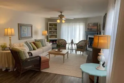 Cheerful, charming, super comfy 2br 2Bath Condo