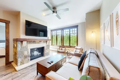 Image de Walk-to-lift condo steps from downtown with hot tubs, pool & gym