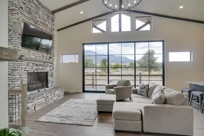 Image de Chic Utah Getaway w/ Fireplace, Sauna & 2 Decks!