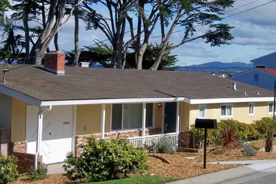 Image de Pacific Grove \"Beach Tract\" cozy yellow bungalow 1 street from Monterey bay