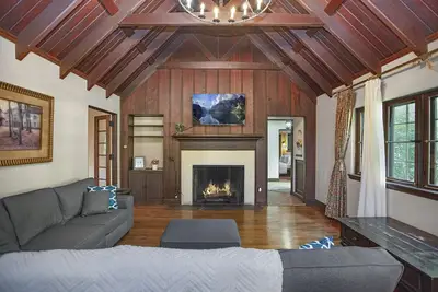 Image de Tudor Revival Haven