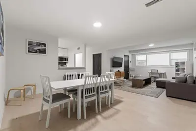 Image de Elegant 3br Condo in Alexandria: Modern Comforts Await