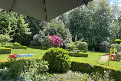 Image de Grande dépendance avec son jardin au sein du parc boisé d’un château 10/11 pers