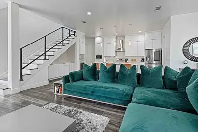 Image de Downtown Modern Oasis |King Bed + Huge Backyard
