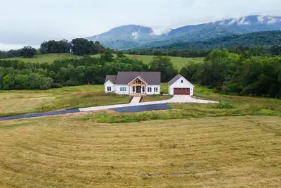 Image de Panoramic Views by Vineyards\n4000 sf new home on 40 acs