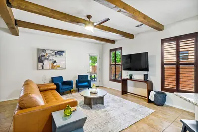 Image de Old Town Escape- Mins from Old Town and Sawmill. With Hot Tub and Firepit