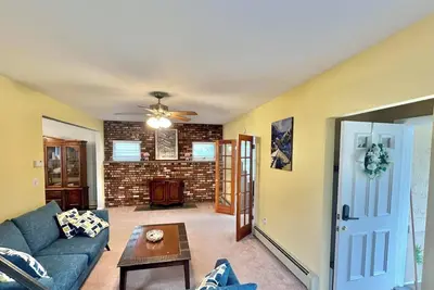 Image de Spacious family home! 5 min walk to verona park