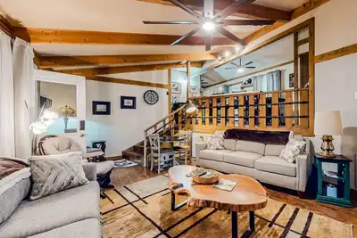Image de Dog-friendly cabin on wooded lot, wood stove, deck, grill, & W/D
