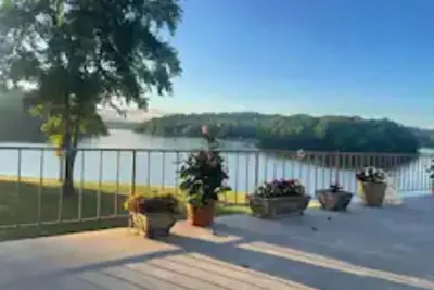 Image de Gordon's Grandview Lakehouse beautiful year round in every season.