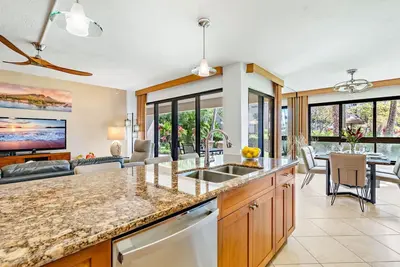 Image de Maui Resort Rentals: Kaanapali Ali'i – Ground Floor + Yard Area, 4 Total Bedrooms+Den, Sleeps 14, Steps to Pools, Beach, BBQs!