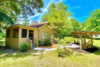Image de Secluded, peaceful Coastal Log Cabin with hot tub.