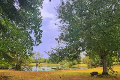 Image de Luxury 5-acre 4bd private pool and own lake with fishing - sleeps 10