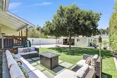 Image de Fun Artsy House Large Private Yard Free Parking Bonus Garage Space Ping Pong