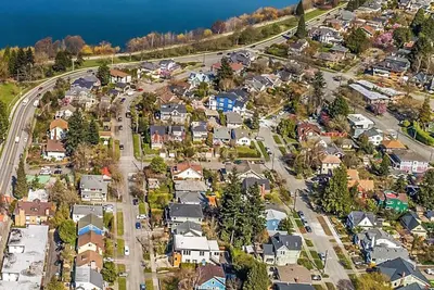 Image de Green Lake 1st LineHome B with Whole House Central Air Conditioners