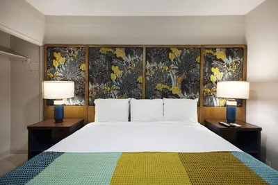 Steps to the Beach! Lovely King Unit, Pool!