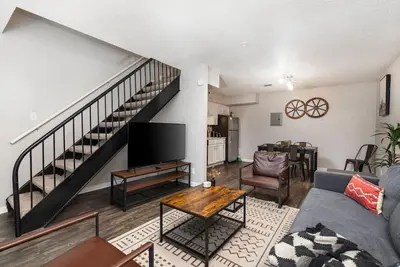 Image de Western Modern 2 Story Townhome - Pool, Gym, Park