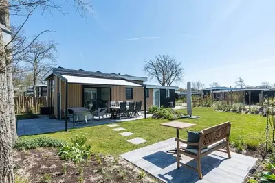 Image de Séjour lumineux orienté jardin avec pergola attenante (électrique)<br>Jardin luxuriant avec divers arbr
