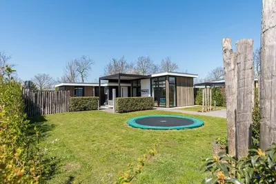Image de Découvrez ce beau chalet en L avec une terrasse couverte et abritée et un bel ensemble salon. Le ter