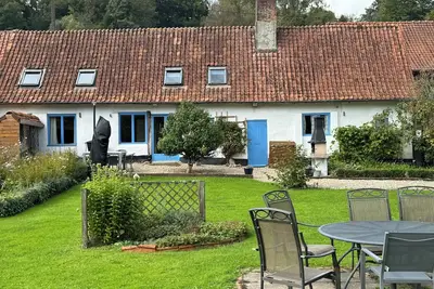 Image de Traditional farmhouse in pretty rural setting