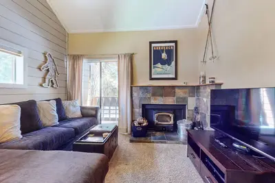 Image de Centrally Located, Great Light, Quiet Forest Setting. On-site Pool & Hot Tub