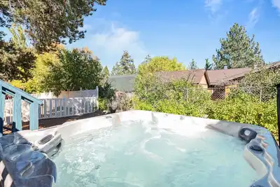 Image de Private Hot Tub - Adorable cabin in Valley View Estates. Close to everything.
