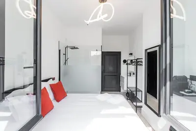 Image de Elegant room with private bathroom in historic house - city center