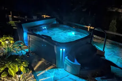 Image de Hot Tub & Fire Pit · Near Waterfalls, Vineyard, Zipline, Golf, Trails, Coaster