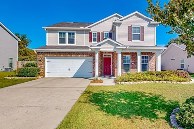 Image de Charming home in great location with fenced yard, Ac, & W/D