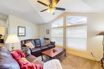 Image de Dog-friendly home near lakes/hiking with yard, outdoor fireplace, hot tub& grill