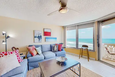 Image de Direct oceanfront retreat with a furnished balcony, on-site pool, & beach access