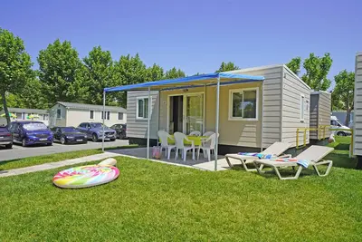 Image de Maison mobile avec jardin et barbecue