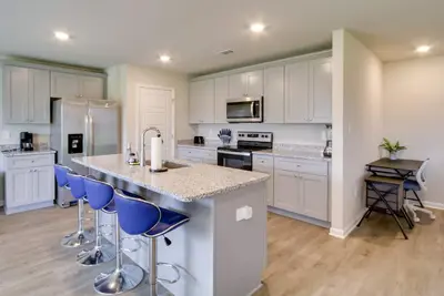 Image de 3 Mi to Steve's Marina: Long Beach Home w\/ Patio