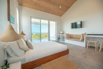 Image de Modern Studio with Expansive Ocean View, Pool