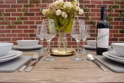 Image de Vibrant 4-Bedroom House With Parking & Garden