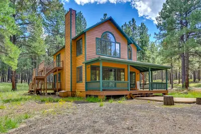 Image de Hike & Fish: Parks Cabin w\/ Balcony & Forest Views