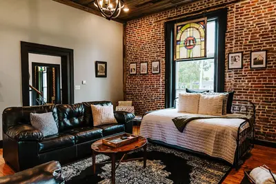 Image de Luxury Historic Downtown - Hot Tub - Sleeps 9 - Bourbon Trail - Modern Amenities