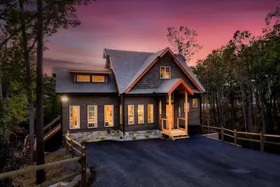 Image de Hawk Mountain Modern Lodge  Lux Fam Friendly Cabin in Gated Community