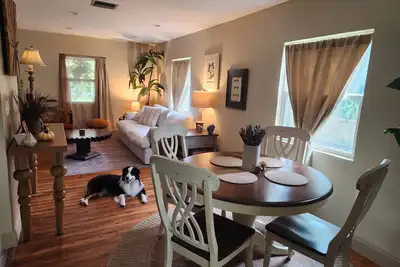 Image de Bungalow on quiet street close to trendy cafes, pubs, and parks. Dogs welcome!