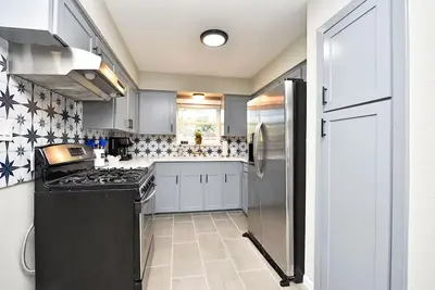 Image de This charming 3 bedroom, 1. 5 bathroom home is the perfect place to relax!