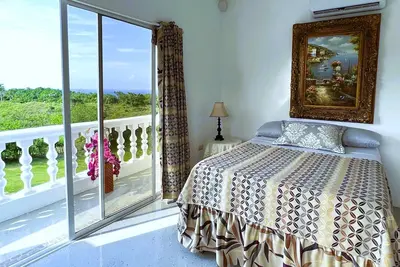 Image de Mountain view suite with balcony, pool, sitting area, & more- close to beach! \n